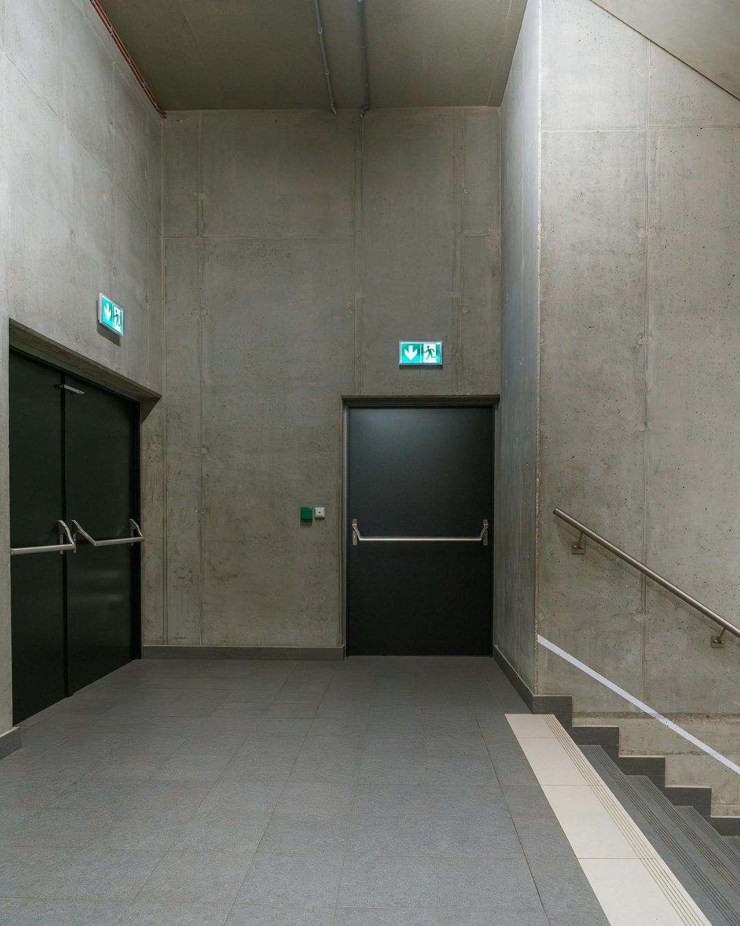 Korytarz z oznaczonym wyjściem ewakuacyjnym i drzwiami przeciwpożarowymi