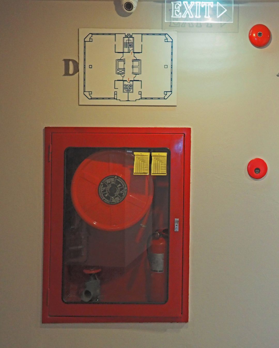 Hydrant przeciwpożarowy zamontowany w ścianie budynku