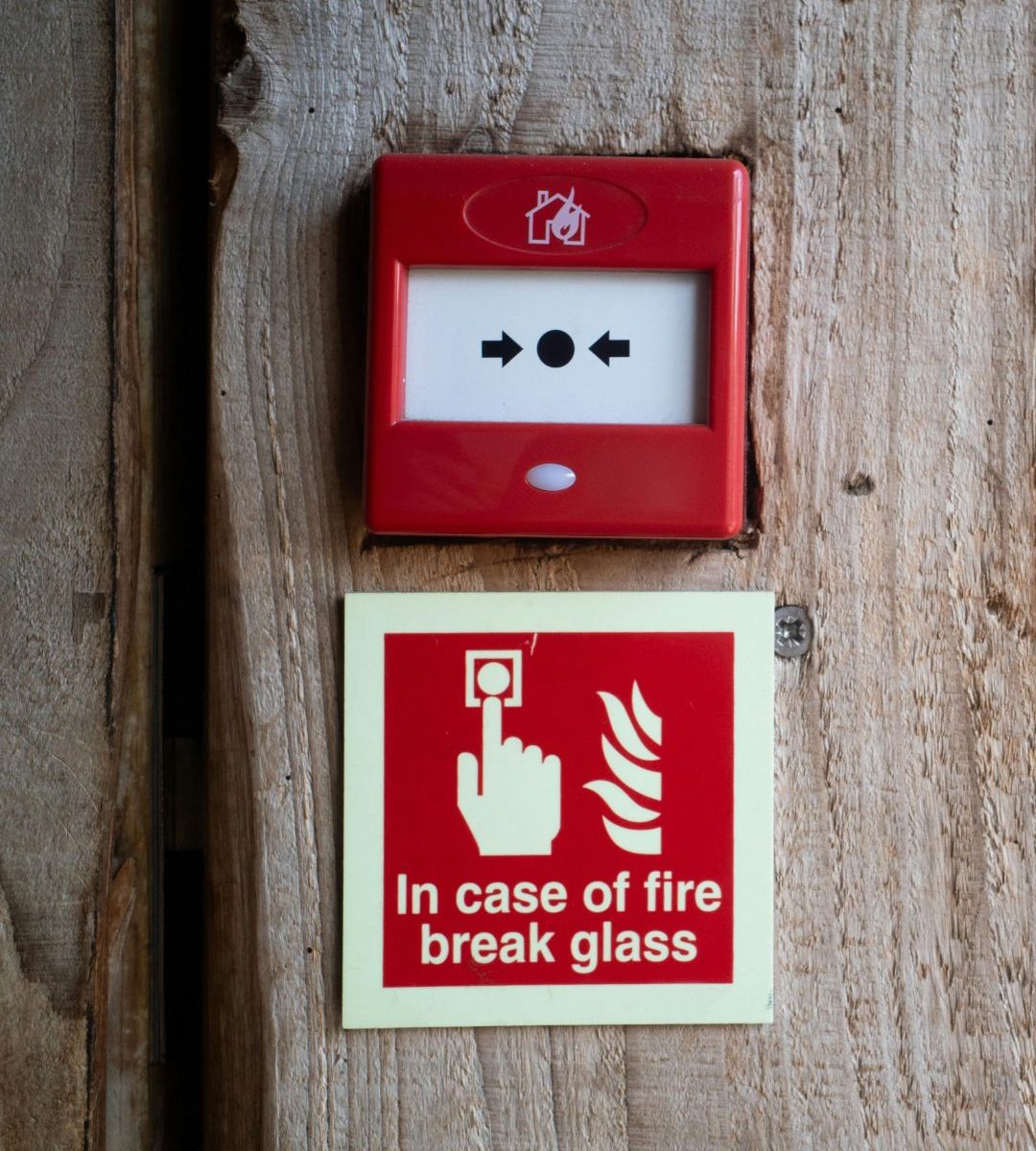 Przycisk przeciwpożarowy i instrukcja użycia w przypadku pożaru